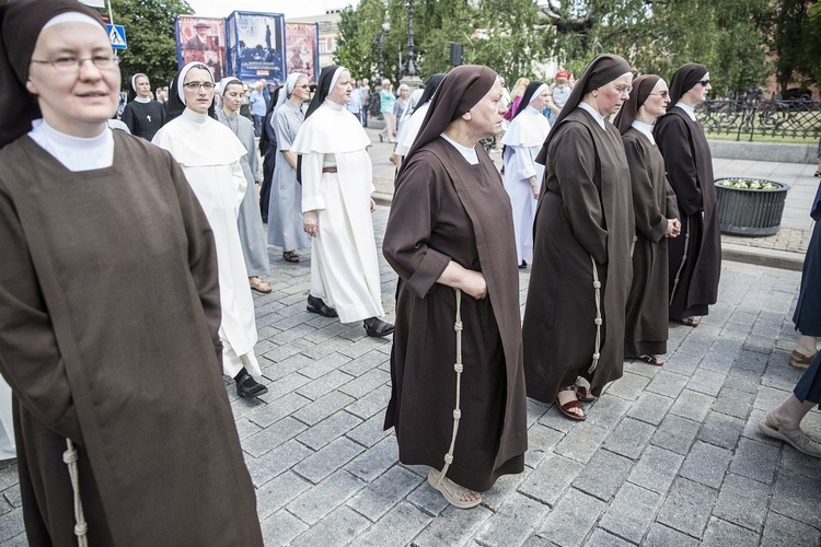 Tysiące warszawiaków na procesji Bożego Ciała