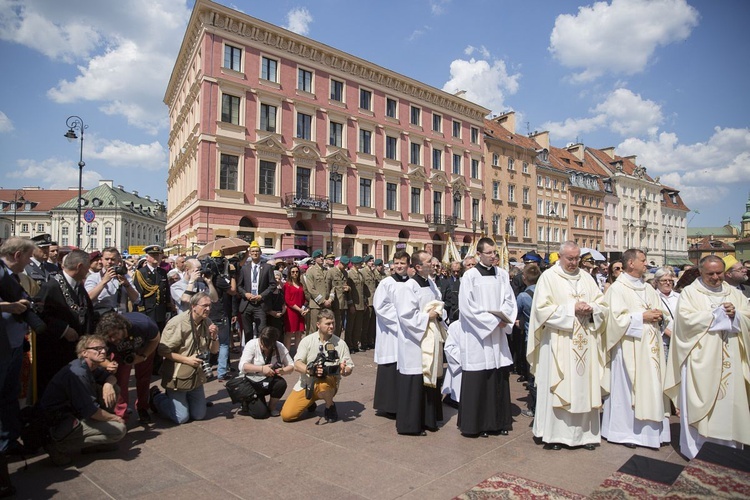 Tysiące warszawiaków na procesji Bożego Ciała