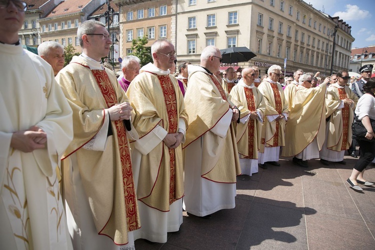 Tysiące warszawiaków na procesji Bożego Ciała