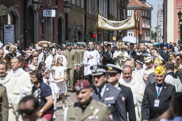 Tysiące warszawiaków na procesji Bożego Ciała