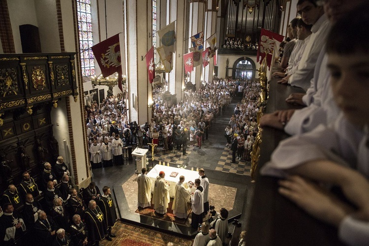 Tysiące warszawiaków na procesji Bożego Ciała