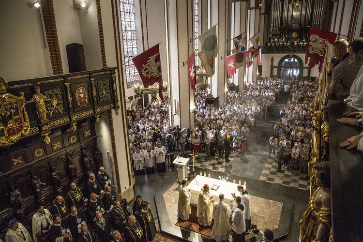 Tysiące warszawiaków na procesji Bożego Ciała