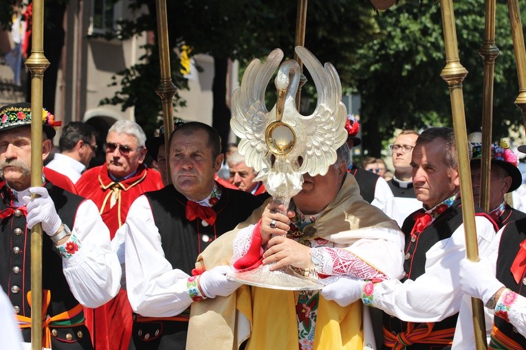 Wierni podążali za monstrancją przedstawiającą pelikana