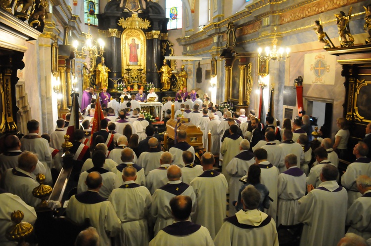 Pogrzeb ks. Antoniego Sołtysika w obiektywie Adama Wojnara