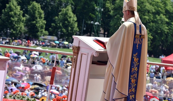 Biskup Zbigniew Zieliński w czasie homilii do ponad 6000 członków Żywego Różańca