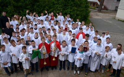 Ministranci pozdrawiają rodzinne parafie i zachęcają kolegów, by kiedyś przyjechali na tę szkołę do Pionek