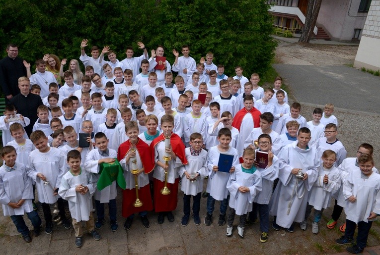 Ministranci pozdrawiają rodzinne parafie i zachęcają kolegów, by kiedyś przyjechali na tę szkołę do Pionek