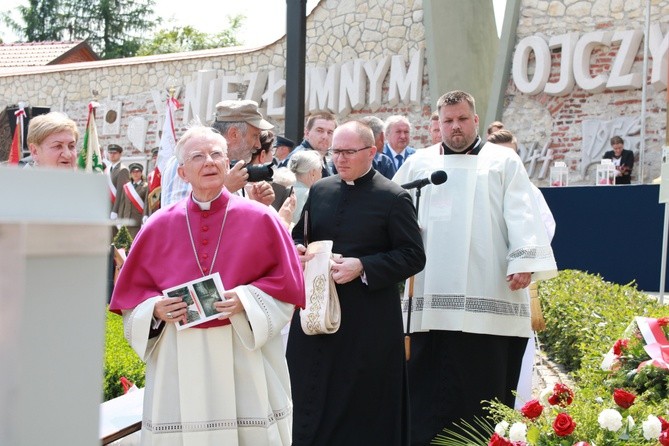 Msza św. i odsłonięcie pomnika w Morawicy