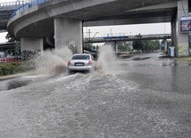 Nad Polskę nadciągają kolejne burze i wichury