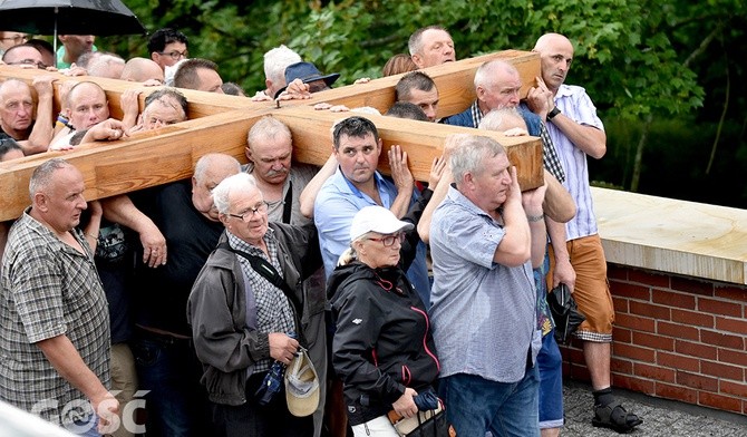 Większość z idących drogą krzyżową chciała choć przez chwilę ponieść krzyż.