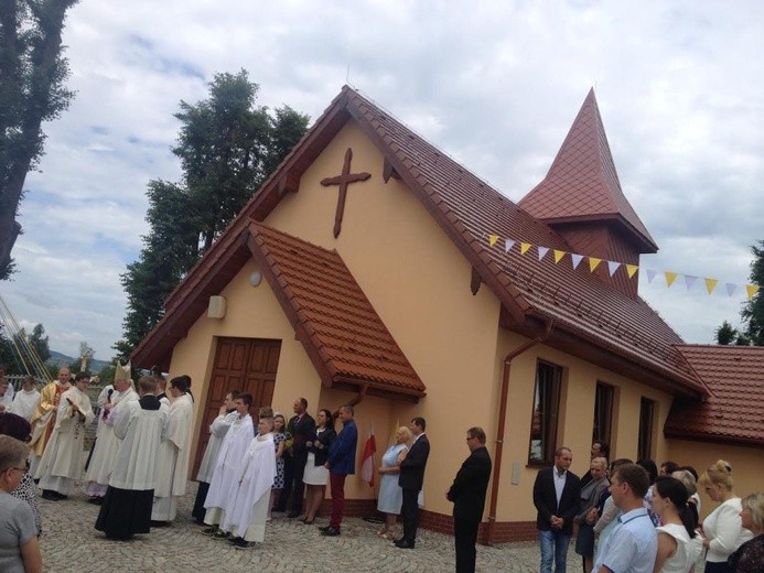 Tak wygląda poświęcony 2 czerwca kościółek w Bratoszowie.