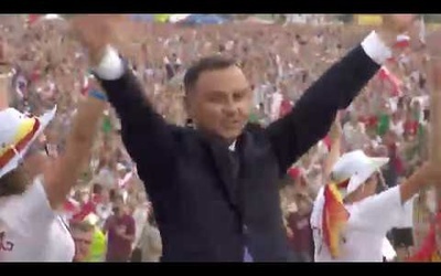 Prezydent Andrzej Duda tańczy podczas Spotkania Młodych Lednica 2000