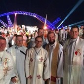 od lewej: ks. Łukasz Trzeciak, ks. Kamil Ożóg, ks. Mariusz Maluszczak, ks. Mateusz Kulig, ks. Krzysztof Rodziński, ks. Łukasz Basisty