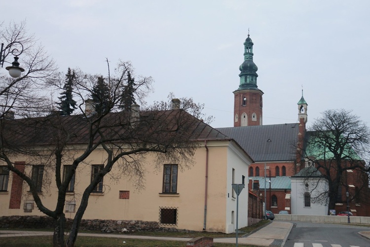 Plebania parafii farnej, w tle kościół pw. św. Jana