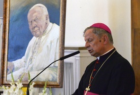 Wykład o nauczaniu św. Jana Pawła II o ojczyźnie na sesji Rady Miejskiej w Radomiu wygłosił bp Henryk Tomasik