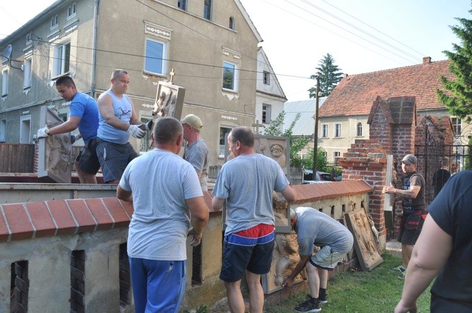 Zniszczenia w kościele w Hajdukach Nyskich