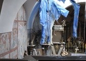 Zniszczenia w kościele w Hajdukach Nyskich