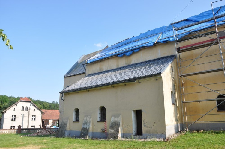 Zniszczenia w kościele w Hajdukach Nyskich