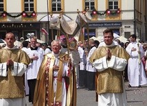 Centralna procesja w uroczystość Najświętszego Ciała i Krwi Chrystusa przeszła z Wawelu na Rynek Główny.