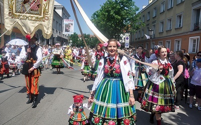 Wielu mieszkańców założyło stroje ludowe.