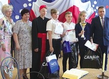 Zwycięska drużyna z kurator Michałowską (z lewej), opiekunem Małgorzatą Pyszczek i dyrektorem Jackiem Nowakiem.