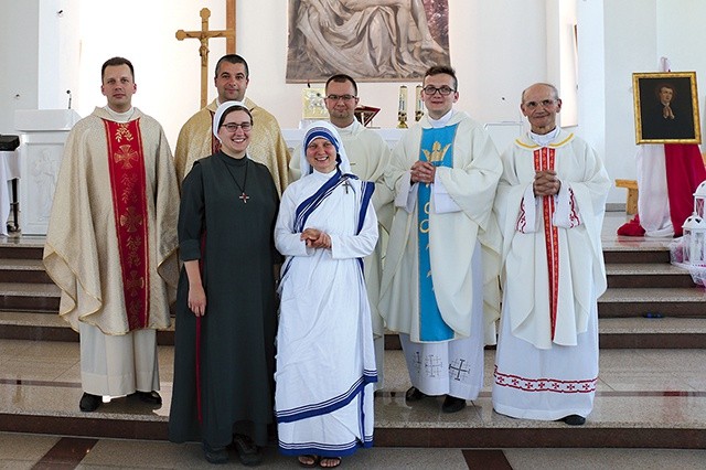 S. Gabriela i s. Laura z księżmi (od prawej): Stanisławem Kosowiczem, Kamilem Florczakiem, Łukaszem Siekiem,  o. Michałem Chylakiem i Dominikiem Frączkiem. 