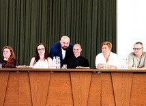 W konferencji uczestniczyli (od lewej): Urszula Wierzbicka, Agnieszka Wójcicka, ks. Damian Drabikowski, ks. Daniel Glibowski, Dagmara Kornacka i Karol Majewski.