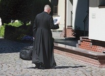 Co roku przed wakacjami księża z niecierpliwością wyczekują ogłoszenia dekretów. Równie mocno interesuje to parafian.