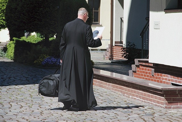 Co roku przed wakacjami księża z niecierpliwością wyczekują ogłoszenia dekretów. Równie mocno interesuje to parafian.