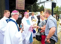 „Srebrne” małżeństwa otrzymały figurkę Świętej Rodziny.  