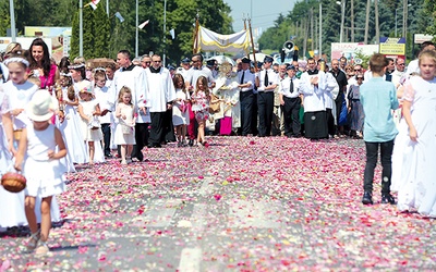 W Sandomierzu procesja przeszła główną ulicą miasta. 