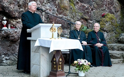 Z pielgrzymami spotkali się ks. Bronisław Piasecki,  abp Alfons Nossol i bp Andrzej Czaja.