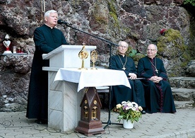 Z pielgrzymami spotkali się ks. Bronisław Piasecki,  abp Alfons Nossol i bp Andrzej Czaja.