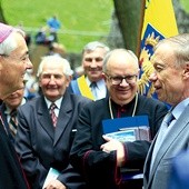 Abp L. Schick (z lewej) w rozmowie z ambasadorem Niemiec w Polsce Rolfem Nikelem.