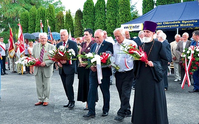 Pod tablicą delegacje złożyły kwiaty.