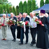 Pod tablicą delegacje złożyły kwiaty.