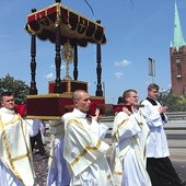 Najświętszy Sakrament nieśli nowo wyświęceni diakoni.