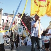 ▲	W prażącym słońcu procesja przeszła krętymi ulicami śródmieścia.