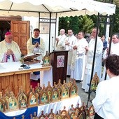 ▲	Mszy św. przewodniczył bp Cieślik. Towarzyszyli mu księża opiekuni ruchu w pomorskich parafiach.