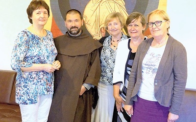 Członkowie świeckiego zakonu karmelitańskiego z obecnym asystentem o. Kamilem Strójwąsem.