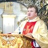 ▲	Dekrety odczytał  ks. prał. Krzysztof Nykiel, regens Penitencjarii Apostolskiej.