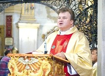 ▲	Dekrety odczytał  ks. prał. Krzysztof Nykiel, regens Penitencjarii Apostolskiej.