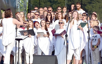 ▲	Wszyscy chórzyści byli ubrani na biało. 