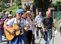 ▲	W radosnej atmosferze ze śpiewem na ustach wyruszyli do Matki  w Jej święto.