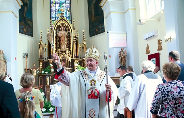 	Poświęcenie wyremontowanej świątyni.