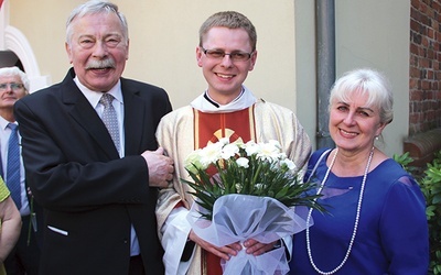 ▲	– Od dzieciństwa zawsze razem szliśmy do kościoła.  Od początku trzeba prowadzić dziecko do Boga – zauważa Alina Westfal, na zdjęciu z mężem Włodzimierzem i synem  ks. Tomaszem.