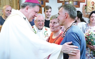 Po Eucharystii metropolita wrocławski indywidualnie pobłogosławił każdemu małżeństwu.