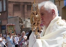 Kardynał mówił (po polsku!) między innymi o XIII-wiecznym cudzie eucharystycznym w pobliżu Orvieto.