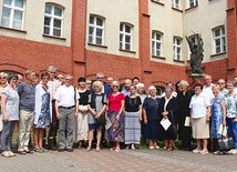 Absolwenci roku 2017/2018 przed budynkiem Wyższego Seminarium Duchownego w Elblągu.