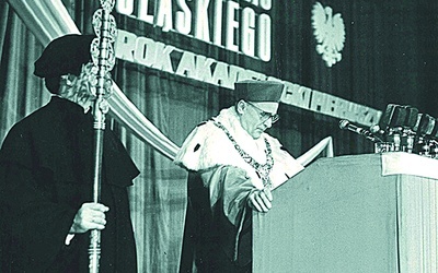 ▲	Przemówienie rektora UŚ prof. Kazimierza Popiołka podczas inauguracji pierwszego roku akademickiego w 1968.